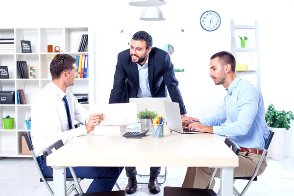 Empresários que têm reunião no escritório — Fotografia de Stock