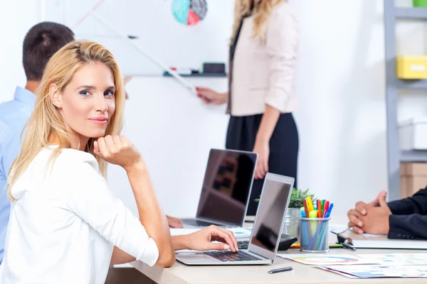 Geschäftsleute treffen sich im Büro — Stockfoto