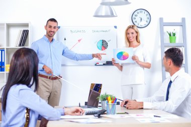 İş adamlarının ofiste toplantısı var.