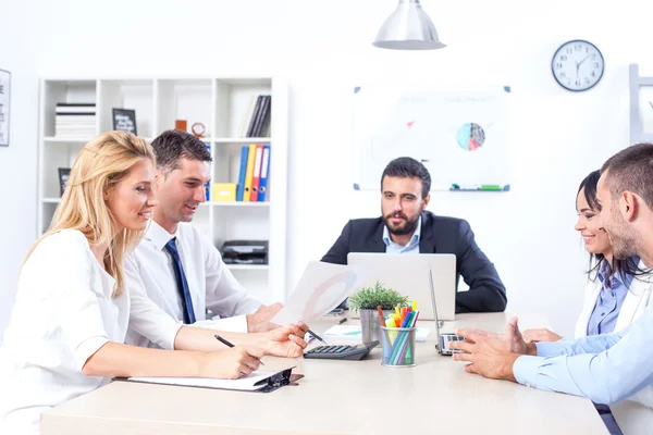 Geschäftsleute treffen sich im Büro — Stockfoto