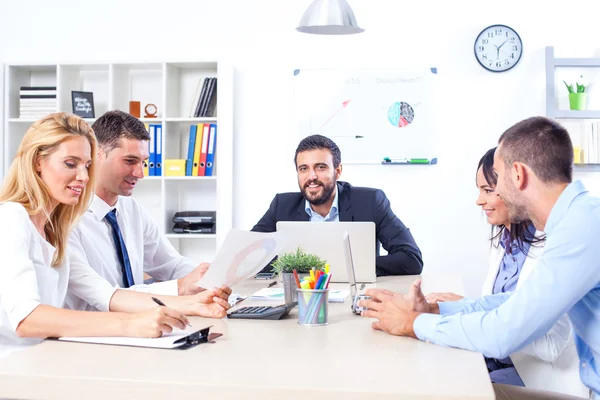 Empresários que têm reunião no escritório — Fotografia de Stock