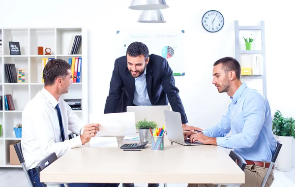 Empresários que têm reunião no escritório — Fotografia de Stock