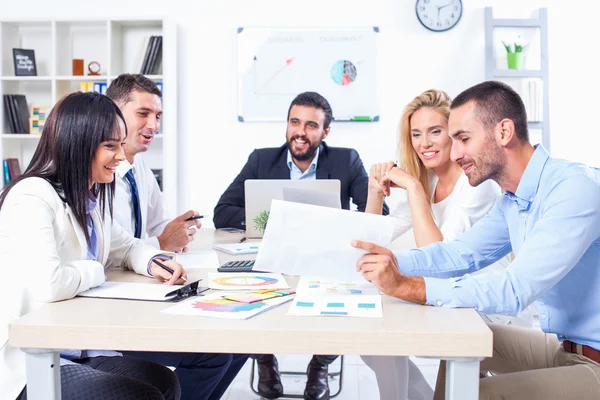 Geschäftsleute treffen sich im Büro — Stockfoto