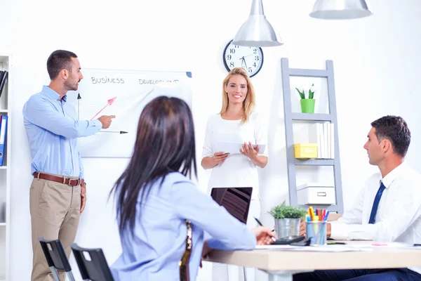 Geschäftsleute treffen sich im Büro — Stockfoto