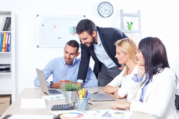 Geschäftsleute treffen sich im Büro — Stockfoto