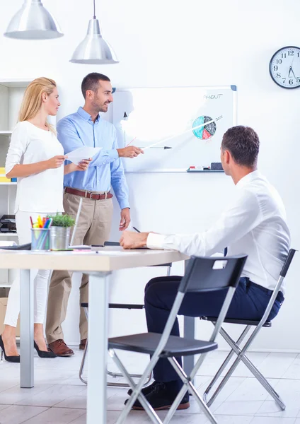 Geschäftsleute treffen sich im Büro — Stockfoto