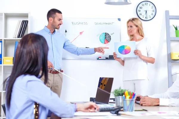 Geschäftsleute treffen sich im Büro — Stockfoto