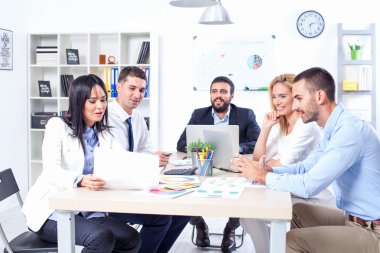 İş adamlarının ofiste toplantısı var.