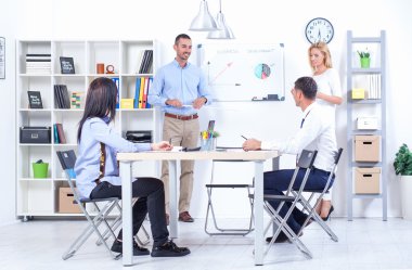 İş adamlarının ofiste toplantısı var.