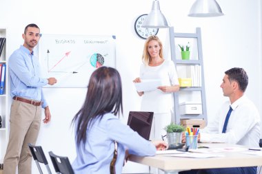 İş adamlarının ofiste toplantısı var.