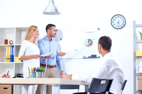 Geschäftsleute treffen sich im Büro — Stockfoto