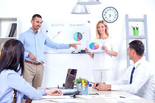 Geschäftsleute treffen sich im Büro — Stockfoto