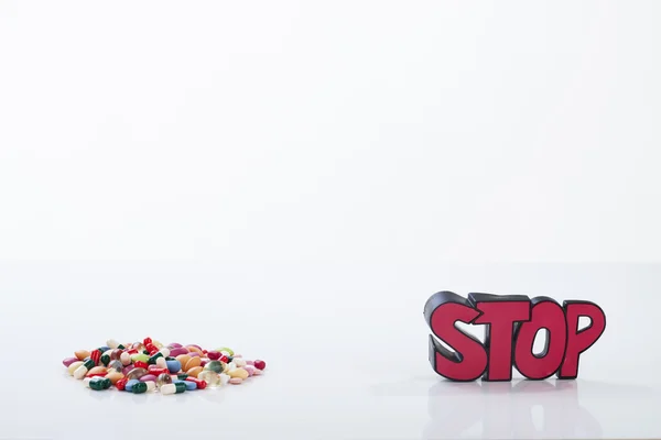 Farmaci colorati e pillole con segno STOP — Foto Stock