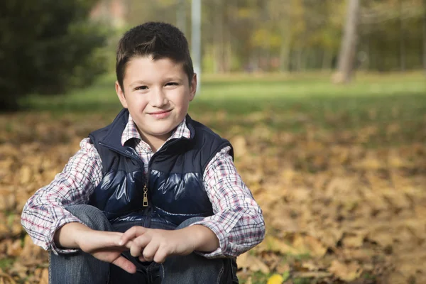 Çocuk siiting sonbahar park yere — Stok fotoğraf