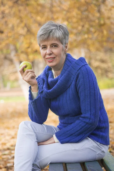 Middelste leeftijd vrouw in het najaar park — Stockfoto