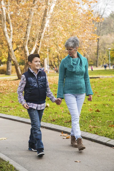 奶奶和孙子在公园里走一走 — 图库照片