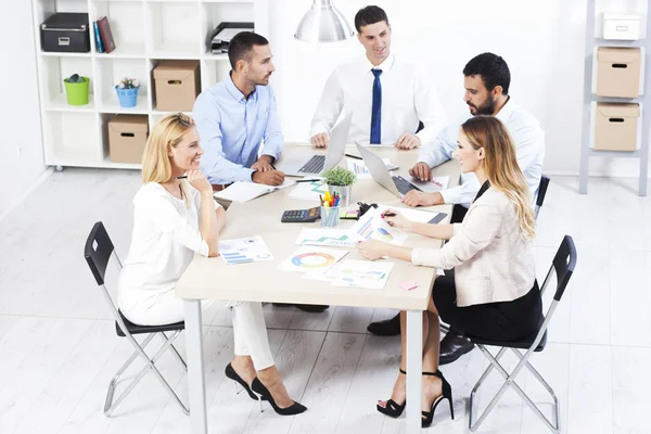 Empresários que têm uma reunião no escritório — Fotografia de Stock