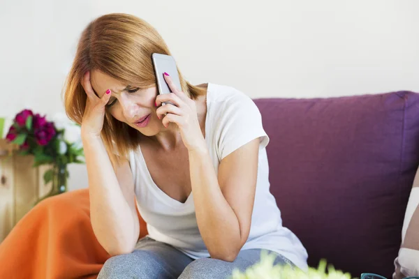 Mujer con dolor de cabeza duro hablando por teléfono — Foto de Stock