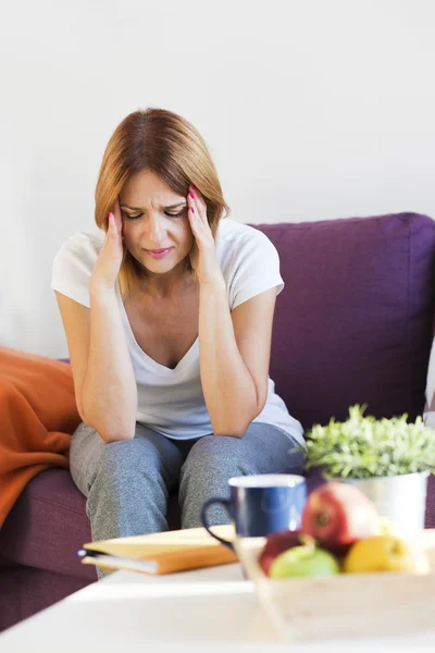 Woman with hard headache — Stock Photo, Image