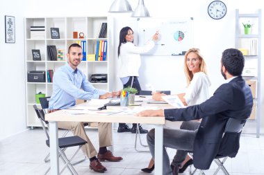 İş adamlarının ofiste toplantısı var.