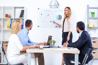 İş adamlarının ofiste toplantısı var.