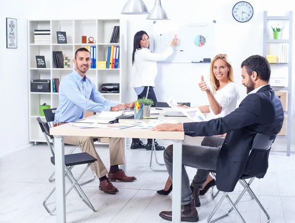 Empresários que têm reunião no escritório — Fotografia de Stock