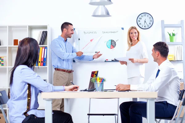 Geschäftsleute treffen sich im Büro — Stockfoto