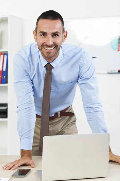 Üzleti ember dolgozik a laptop az irodájában — Stock Fotó