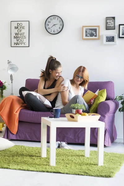 Amigas conversando en la sala de estar en casa — Foto de Stock