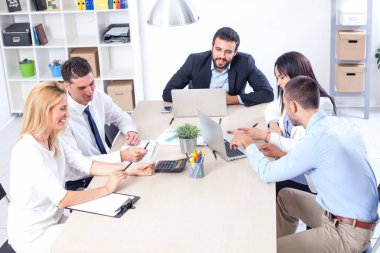 İş adamlarının ofiste toplantısı var.