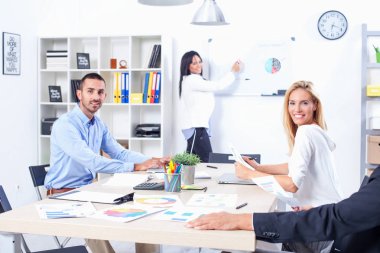 İş adamlarının ofiste toplantısı var.