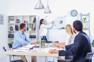 İş adamlarının ofiste toplantısı var.