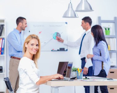 İş adamlarının ofiste toplantısı var.