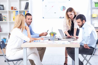 İş adamlarının ofiste toplantısı var.