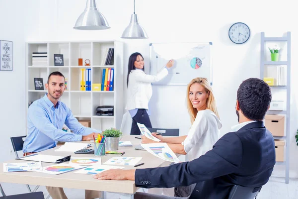 İş adamlarının ofiste toplantısı var.