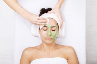 yosun maskesi bulunan bir spa kadında