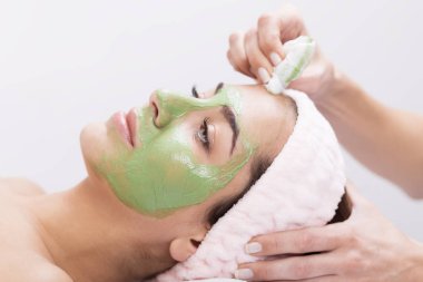 yosun maskesi bulunan bir spa kadında