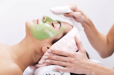 Yosun maskesi bulunan bir spa genç kadın