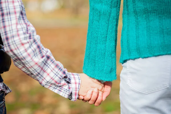 Grand-mère et petit-fils se tenant la main — Photo