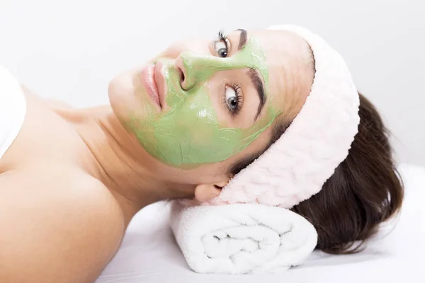 Mujer en un spa con máscara facial de algas — Foto de Stock