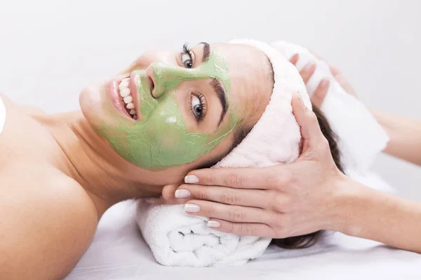 Mujer en un spa con máscara facial de algas —  Fotos de Stock
