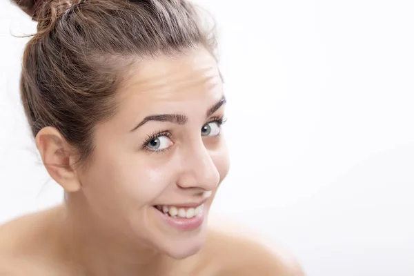 Hermosa mujer joven feliz en el spa — Foto de Stock