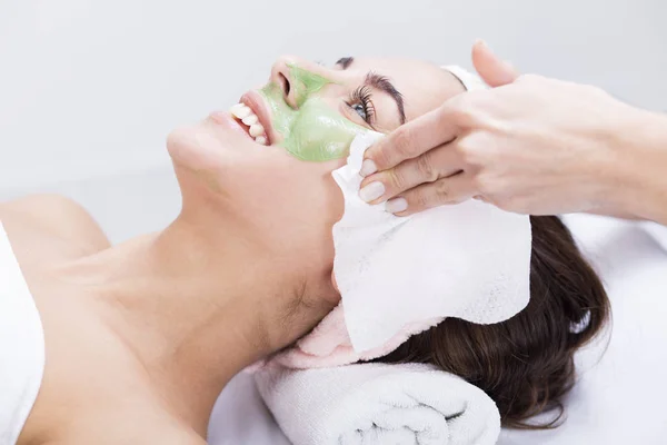 Junge Frau mit Algen-Gesichtsmaske — Stockfoto
