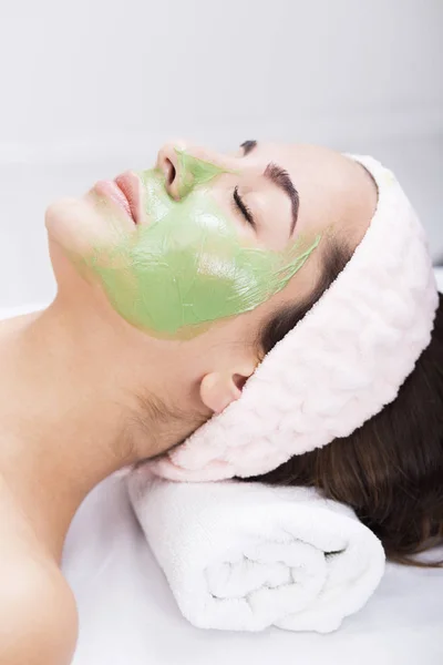 Junge Frau mit Algen-Gesichtsmaske — Stockfoto