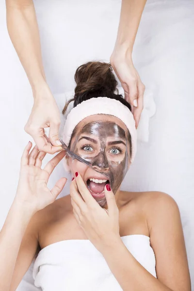 Femme criant pendant le retrait du masque du visage — Photo