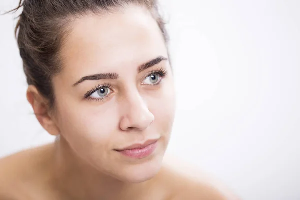 Retrato de una hermosa joven pensativa — Foto de Stock