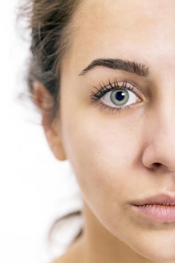 Güzel gözleri olan ciddi kadın portresi