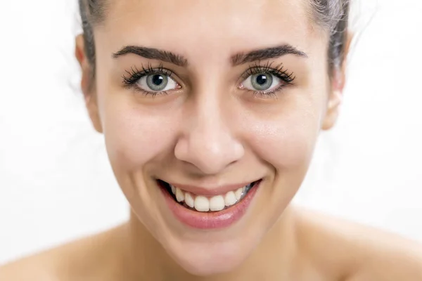 Sorrindo jovem mulher com belos olhos — Fotografia de Stock