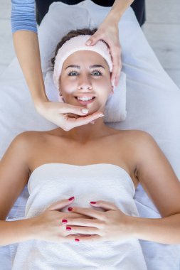 kadının yüz masajı spa Salonu