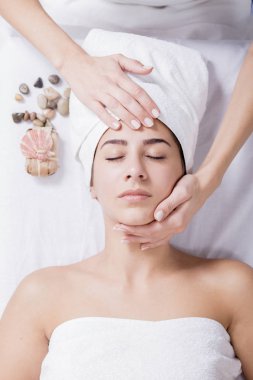 kadının yüz masajı spa Salonu